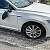 Kollision mit dem Grenzstein: Autofahrer kurvt in Schlangenlinien über Radweg zwischen Rielasingen und Ramsen.