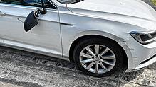 Kollision mit dem Grenzstein: Autofahrer kurvt in Schlangenlinien über Radweg zwischen Rielasingen und Ramsen.