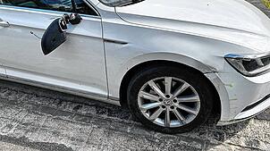 Kollision mit dem Grenzstein: Autofahrer kurvt in Schlangenlinien über Radweg zwischen Rielasingen und Ramsen.
