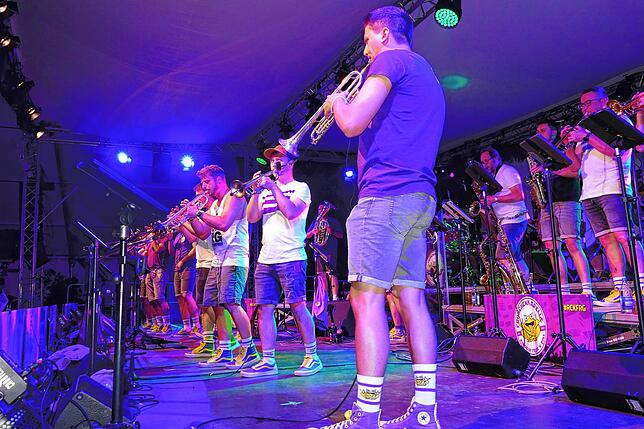 Bild 15: Was für eine Fete! Musikkapelle Mundelfingen versetzt das Publikum zum Jubiläumsstart in Feierlaune