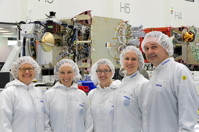 Besuch der Satellitenintegration bei Airbus in Friedrichshafen im Rahmen des wissenschaftlichen Trainings (von links): Initiatorin ...