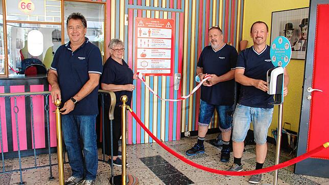 Zwischen Absperrband und Desinfektionsmittel: Günther Brandenburg (von links), Heidi und Dieter Kemmer sowie Uwe Kemmer vom Verein ...
