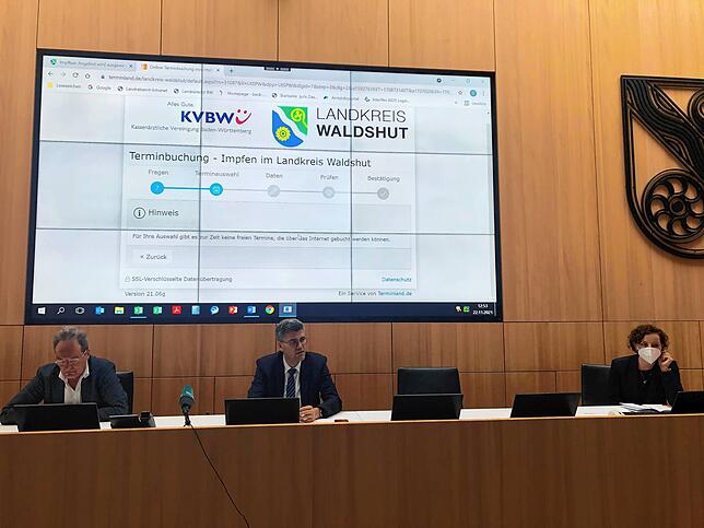 Olaf Boettcher, Pandemiebeauftragter des Landkreises Waldshut, Landrat Martin Kistler und Corona-Stabsleiterin Caren-Denise Sigg (von ...