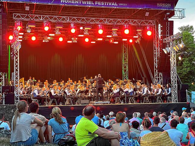 140 Musiker der Blasorchester von Singen und Tuttlingen begeistern das Publikum im restlos ausverkauften Eröffnungskonzert des ...