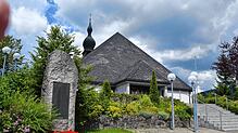 Kirche und Kriegerdenkmal sollen ihren Status als Kulturdenkmal von besonderer Bedeutung verlieren. Bild: Christiane Sahli