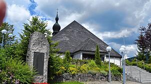 Kirche und Kriegerdenkmal sollen ihren Status als Kulturdenkmal von besonderer Bedeutung verlieren. Bild: Christiane Sahli
