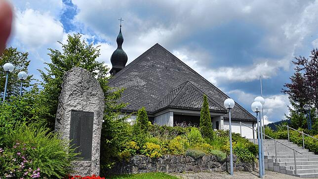 Kirche und Kriegerdenkmal sollen ihren Status als Kulturdenkmal von besonderer Bedeutung verlieren. Bild: Christiane Sahli