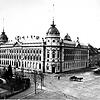 Das Postgebäude nach der Fertigstellung im Jahr 1891: Rechts ist die Marktstätte zu sehen; das Bahnhofsareal ist noch nicht entwickelt. ...