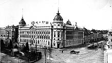 Das Postgebäude nach der Fertigstellung im Jahr 1891: Rechts ist die Marktstätte zu sehen; das Bahnhofsareal ist noch nicht entwickelt. ...