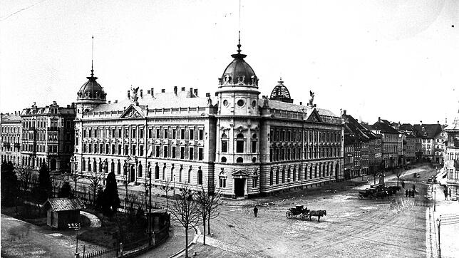 Das Postgebäude nach der Fertigstellung im Jahr 1891: Rechts ist die Marktstätte zu sehen; das Bahnhofsareal ist noch nicht entwickelt. ...