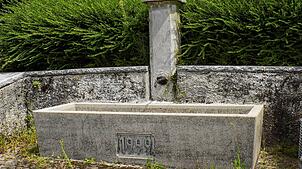 Dieser Brunnen wird samt Rastplatz und Infotafeln entfernt. Foto: Brigitte Chymo