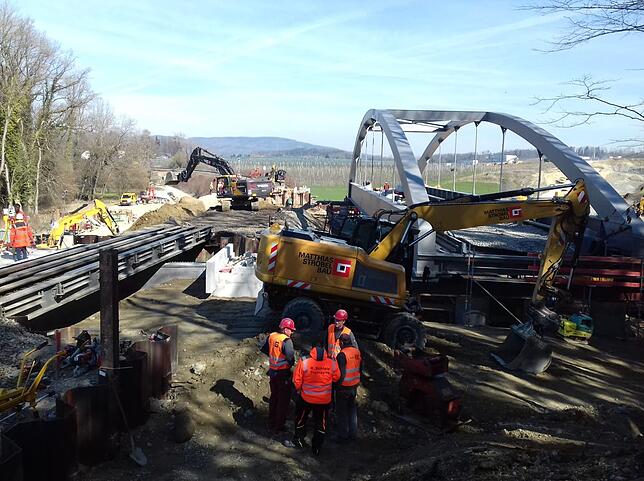 Es war ein ziemlicher Kraftakt, eine ganze Brücke zu versetzen. Aber die Arbeiten liefen nach Plan.