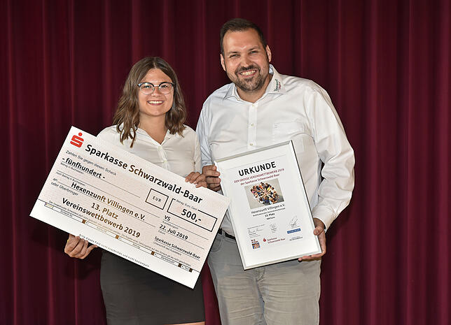 Isabel Kratt und Meik Gildner nehmen 500 Euro für die Hexenzunft Villingen in Empfang.