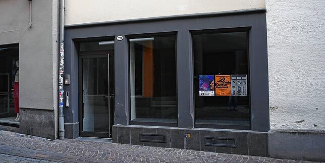 Wessenbergstraße 23 im September. Die Bäckereifiliale ist fort, ein paar Plakate hängen im Fenster.