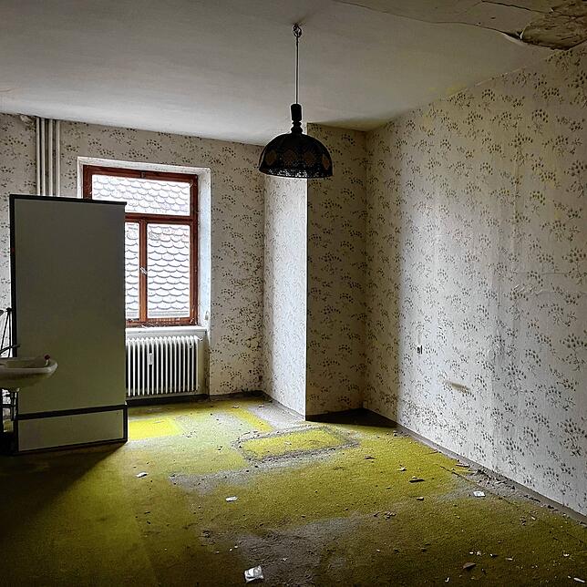 Die Zimmer des Adlers stehen leer. Lediglich die Lampen hängen noch an der Decke.