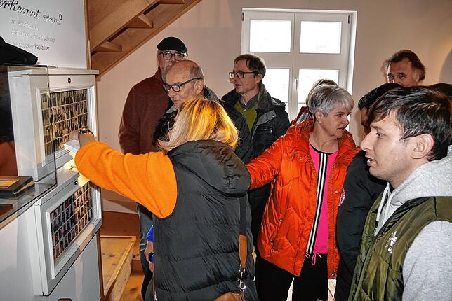 Viele interessierten sich bei der Ausstellung im Heimatmuseum für die historischen Passbilder aus den 1960er Jahren sowie für die von ...