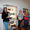 Das Team der Stadtbücherei Stockach vor der Bücherei der anderen Art: Corinna Bruggaier, Kulturamtsleiterin der Stadt, Gabriele Gietz, ...