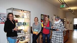 Das Team der Stadtbücherei Stockach vor der Bücherei der anderen Art: Corinna Bruggaier, Kulturamtsleiterin der Stadt, Gabriele Gietz, ...