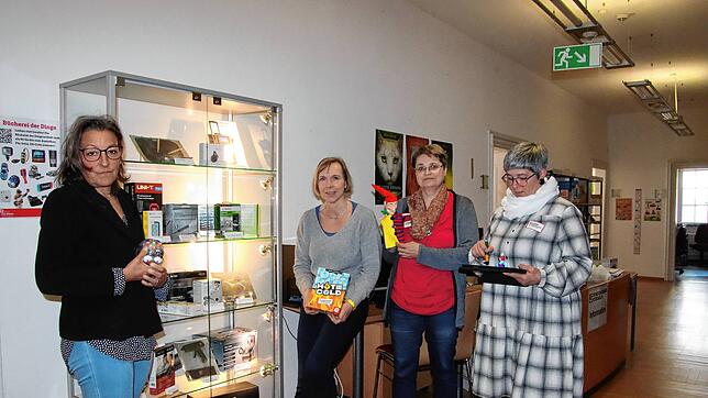 Das Team der Stadtbücherei Stockach vor der Bücherei der anderen Art: Corinna Bruggaier, Kulturamtsleiterin der Stadt, Gabriele Gietz, ...