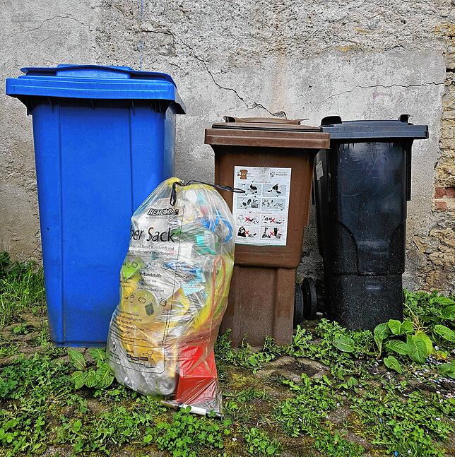 Die Nutzung der blauen Papier- und Kartonagentonne, des Gelben Sacks, der braunen Bio- und schwarzen Restmülltonne ermöglicht ...