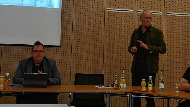Architekt Frohwin Lüttin schildert im Gemeinderat die Situation auf der Baustelle der Kindertagesstätte, den Zeitplan und die ...