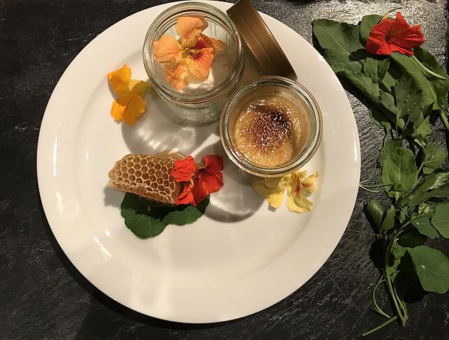 Kreation Kopitzki: Crème brûlée vom eigenen Tannenhonig, Kardamomeis, Wabe.