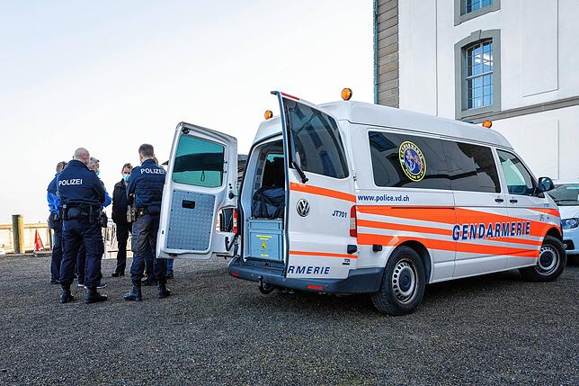 Der Rettungsdienst ist vor Ort, um bei einem Taucherunfall eingreifen zu können.