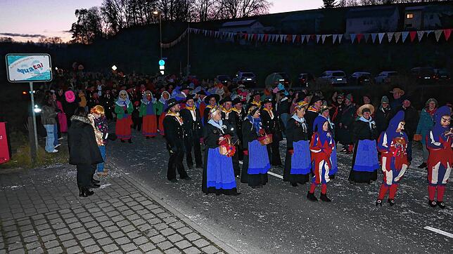 Bild 18: Zunftmeisterempfang und Dämmerungsumzug der Narrenzunft Untersigginger Füchse (1/2)