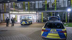 Mehrere Polizeistreifen rückten zum Ellwanger Krankenhaus aus.