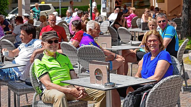 Die Ausnahme von der Regel: Kein freier Sitzplatz an Christi Himmelfahrt vor dem Donaueschinger Eiscafé Vivaldi an der Karlstraße, wo ...