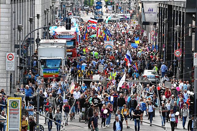 Menschen nehmen in Berlin an einer Demonstration gegen die Corona-Maßnahmen teil.