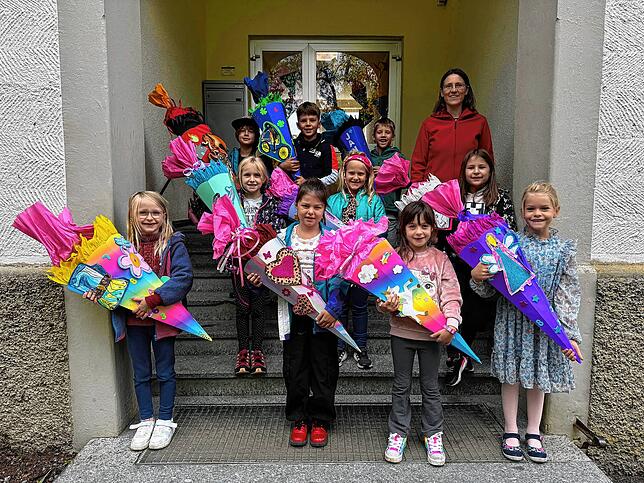 Mit bunten Schultüten und vielen Eindrücken wurden kürzlich zehn Kinder an der Grundschule Liggeringen eingeschult. Sie sind nun Teil ...