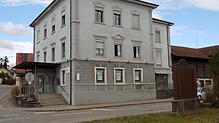 Die Gemeinde Murg verkauft das ehemalige Volksbank-Gebäude in der Murger Hauptstraße. Foto: Brigitte Chymo