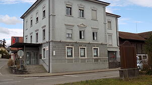 Die Gemeinde Murg verkauft das ehemalige Volksbank-Gebäude in der Murger Hauptstraße. Foto: Brigitte Chymo