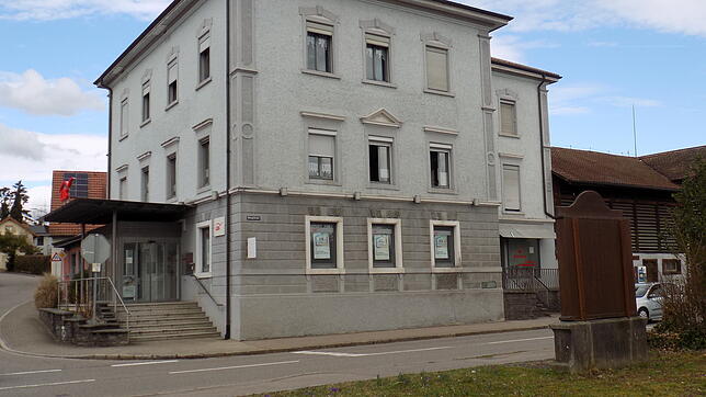 Die Gemeinde Murg verkauft das ehemalige Volksbank-Gebäude in der Murger Hauptstraße. Foto: Brigitte Chymo