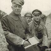 Fürst Max Egon II. zu Fürstenberg als deutscher Regimentskommandeur im Schützengraben während des Krieges, im Hintergrund Offiziere. In ...