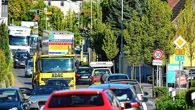 Vor allem im Sommer kein seltenes Bild: Stau auf der B 31.