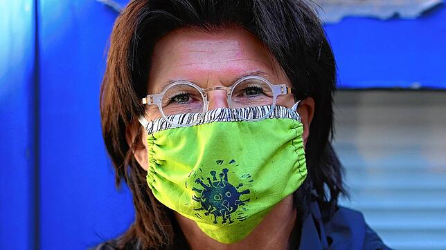 Bild : Maskenparade aus Friedrichshafen: Wir zeigen Häfler mit ihrem Mund- und Nasenschutz. Eine Portraitserie