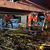 Mühsame Handarbeit: Städtische Mitarbeiter entfernen den Damm, den ein Biber im Kanal unter der Wellendinger Säge gebaut hat.