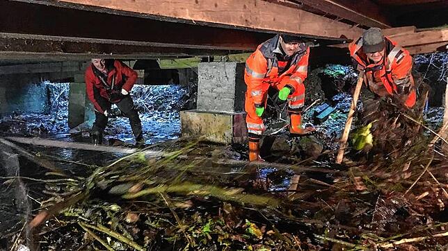 Mühsame Handarbeit: Städtische Mitarbeiter entfernen den Damm, den ein Biber im Kanal unter der Wellendinger Säge gebaut hat.