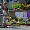 Mit Blumen drückten die Menschen ihre Bestürzung nach dem Flugzeugunglück aus. Eine Ablagestelle war der Seusebrunnen auf der Hofstatt ...