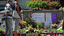 Mit Blumen drückten die Menschen ihre Bestürzung nach dem Flugzeugunglück aus. Eine Ablagestelle war der Seusebrunnen auf der Hofstatt ...