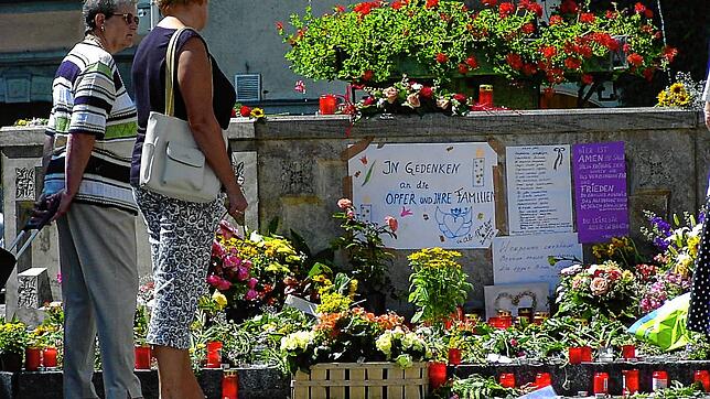 Mit Blumen drückten die Menschen ihre Bestürzung nach dem Flugzeugunglück aus. Eine Ablagestelle war der Seusebrunnen auf der Hofstatt ...