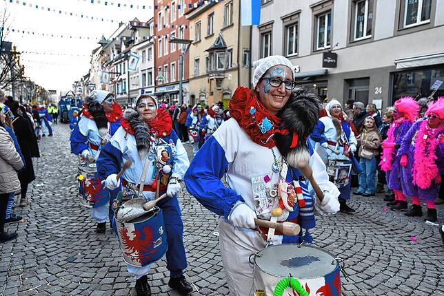 Bild 11: Fasnetmontag in Villingen: Bilder vom blau-weißen  Glonkiumzug