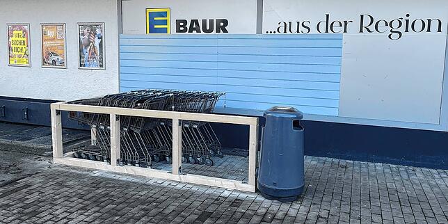 Die Abstellbox für Einkaufswagen sowie die Scheibe des Einkaufsmarkts wurden bei dem misslungenen Einparkversuchs in Mitleidenschaft ...