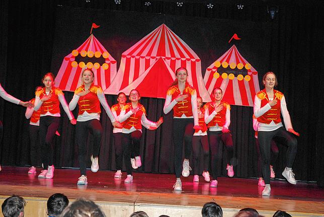 Die Crazy Steps mit ihrem Tanz The Greatest Showman.