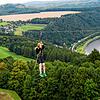 Am Seil geht es rasant ins Tal hinunter: Dieses Archivbild zeigt eine Seilrutsche inSachsen. Eine solche Zipline könnte in Zukunft als ...