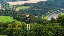 Am Seil geht es rasant ins Tal hinunter: Dieses Archivbild zeigt eine Seilrutsche inSachsen. Eine solche Zipline könnte in Zukunft als ...