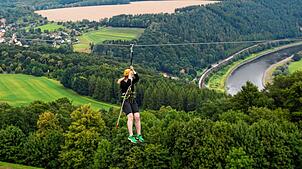 Am Seil geht es rasant ins Tal hinunter: Dieses Archivbild zeigt eine Seilrutsche inSachsen. Eine solche Zipline könnte in Zukunft als ...
