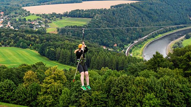 Am Seil geht es rasant ins Tal hinunter: Dieses Archivbild zeigt eine Seilrutsche inSachsen. Eine solche Zipline könnte in Zukunft als ...